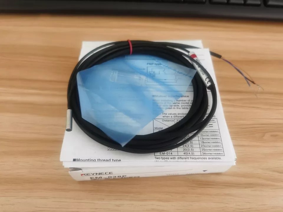 Cảm biến từ tiệm cận Keyence EM-038P