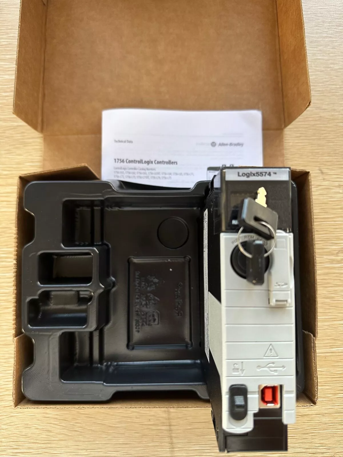 Bộ điều khiển ControlLogix 5570 có bộ nhớ 16 MB, cổng USB, màn hình hiển thị 4 ký tự chữ/số 1756-L74 1 1756 l74